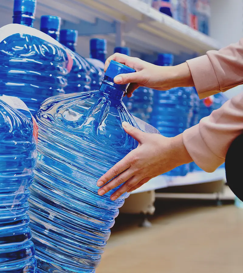 Evitar comprar y almacenar agua embotellada