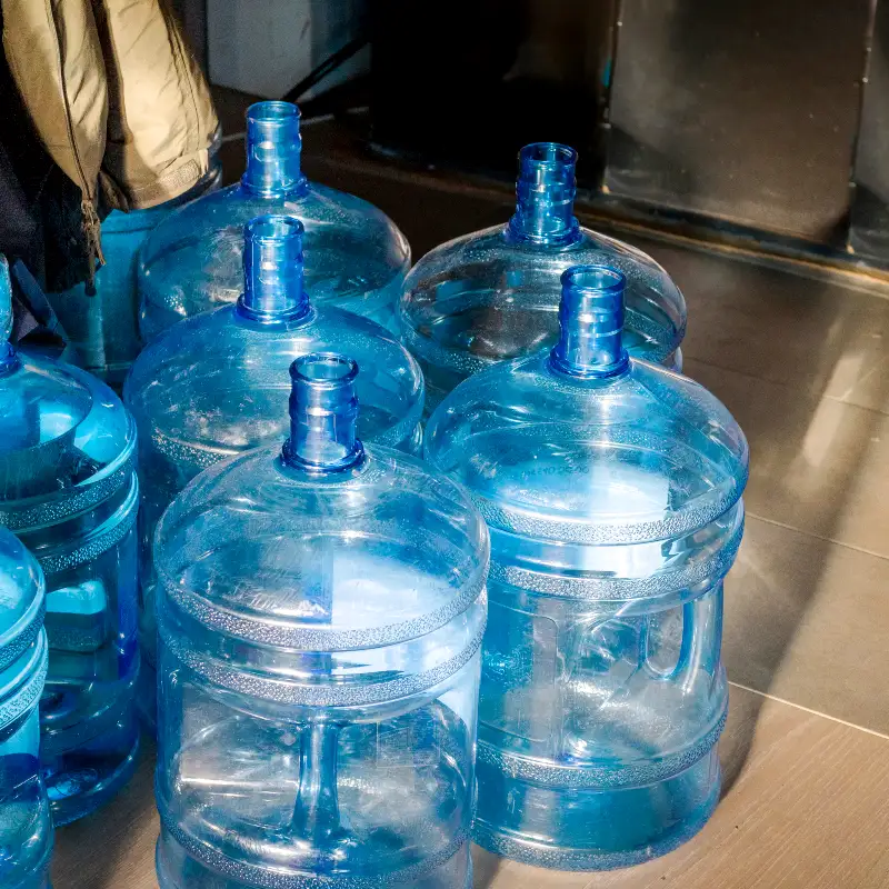 Cargar y acumular garrafas de agua pesadas